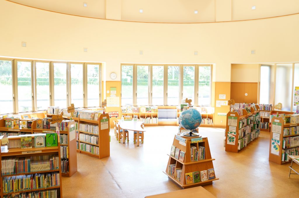 菊陽町図書館館内