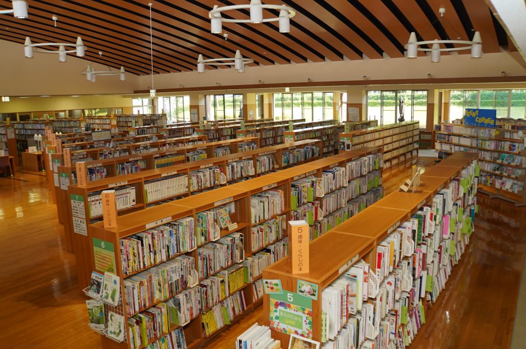 菊陽町図書館館内