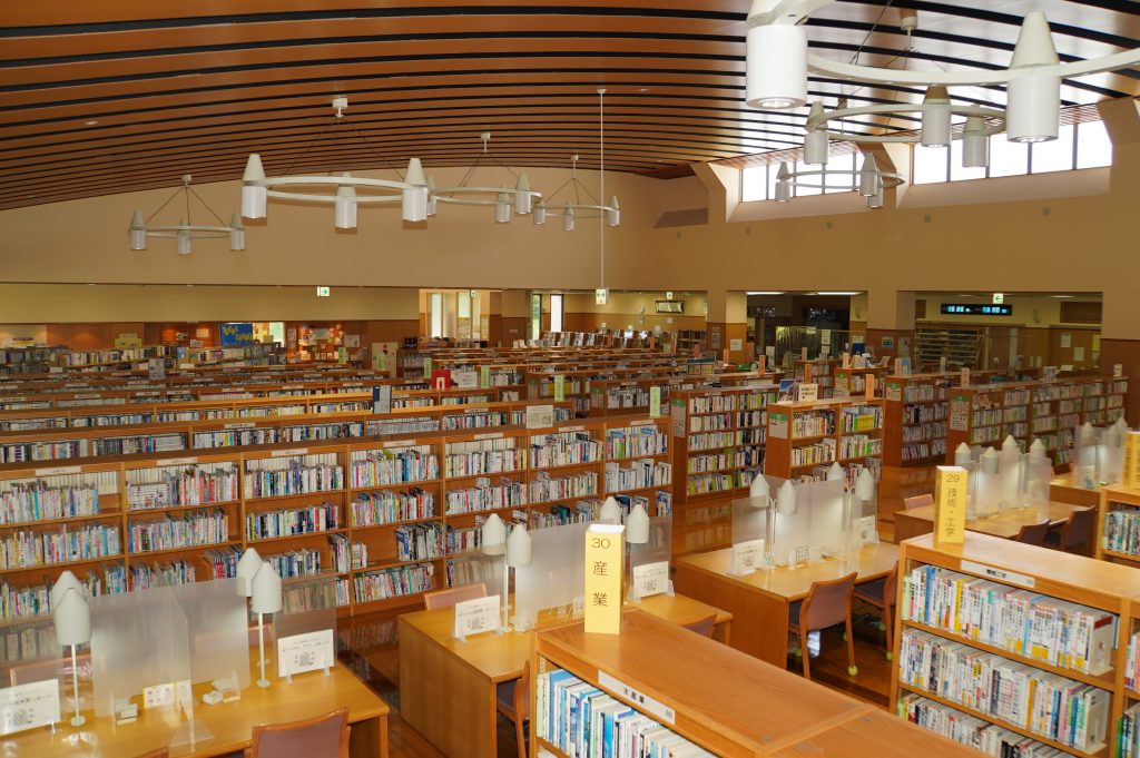 菊陽町図書館館内